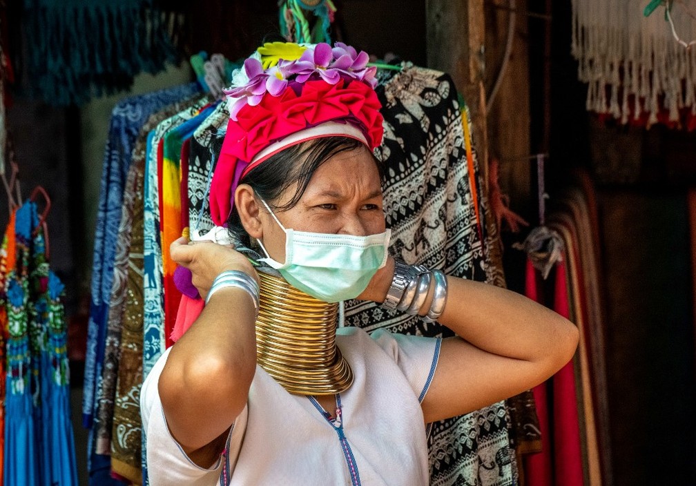 Mulher Kayan que trabalha em parque na Tailândia veste máscara contra o novo coronavírus — Foto: Mladen Antonov/AFP