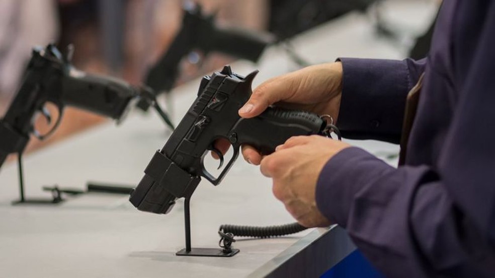 Revolveres, pistolas, fuzis e munição de diferentes calibres foram recolhidos de áreas públicas das lojas Walmart nesta véspera de eleição americana — Foto: Gatty Images/BBC