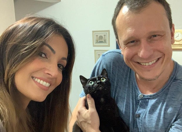 Patricia Poeta e Alexandre Rossi posam com gato preto (Foto: Reprodução/Instagram)