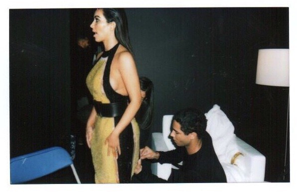 Kim Kardashian em prova do vestido que causou polêmica no Instagram (Foto: Reprodução/Instagram)
