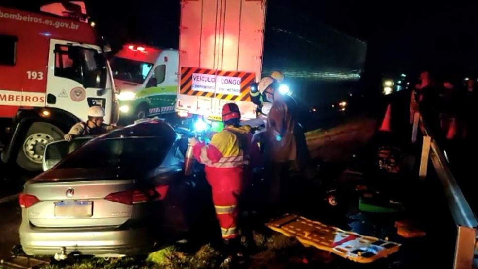 Carro com a família se envolveu em acidente com carreta no km 339 da BR-101 em Guarapari, espírito Santo — Foto: Reprodução/TV Gazeta