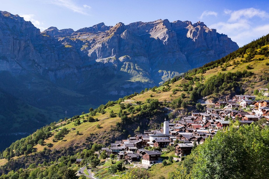 Vila nos Alpes Suíços oferece dinheiro para atrair novos moradores