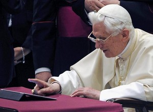 Papa Bento XVI usou um tablet para fazer sua primeira postagem no Twitter (Foto: EFE)