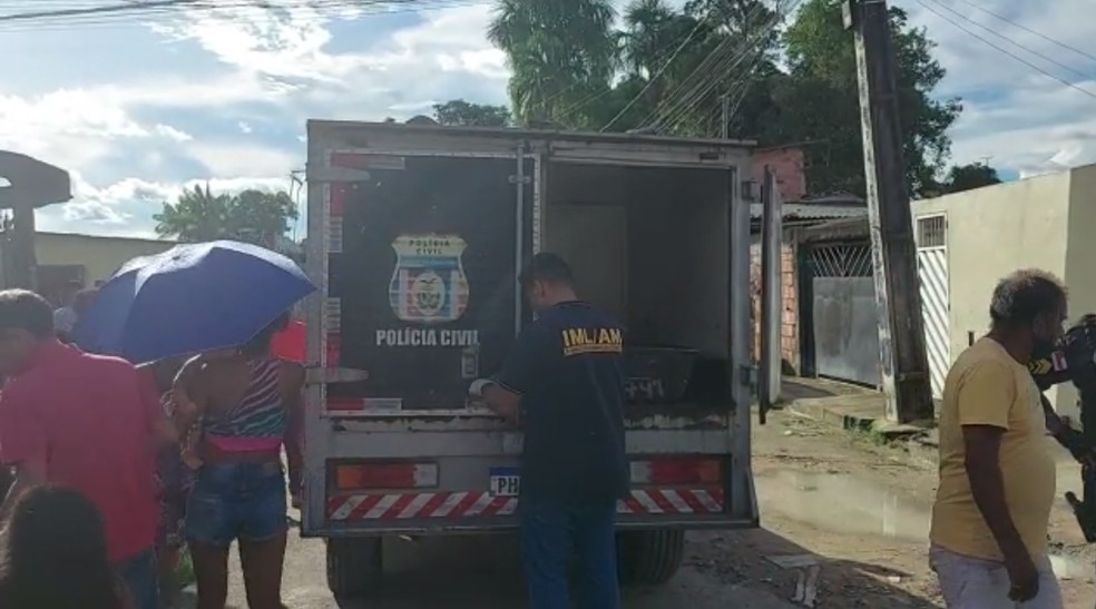 IML fez a remoção do corpo no local. — Foto: Divulgação