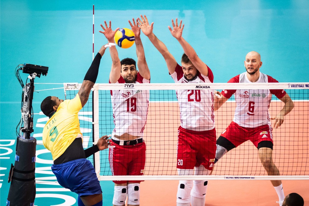 Leal tenta o ataque na semifinal contra a Pol�nia no Mundial de V�lei � Foto: FIVB