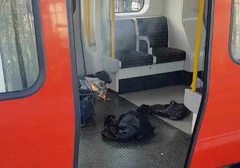 Objetos pessoais e algo em chamas são vistos dentro de trem na estação Parsons Green, em Londres, nesta sexta-feira (15)  (Foto: Sylvain Pennec/via Reuters )