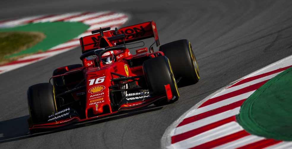 Charles Leclerc com a Ferrari SF90 em Barcelona â Foto: Getty Images