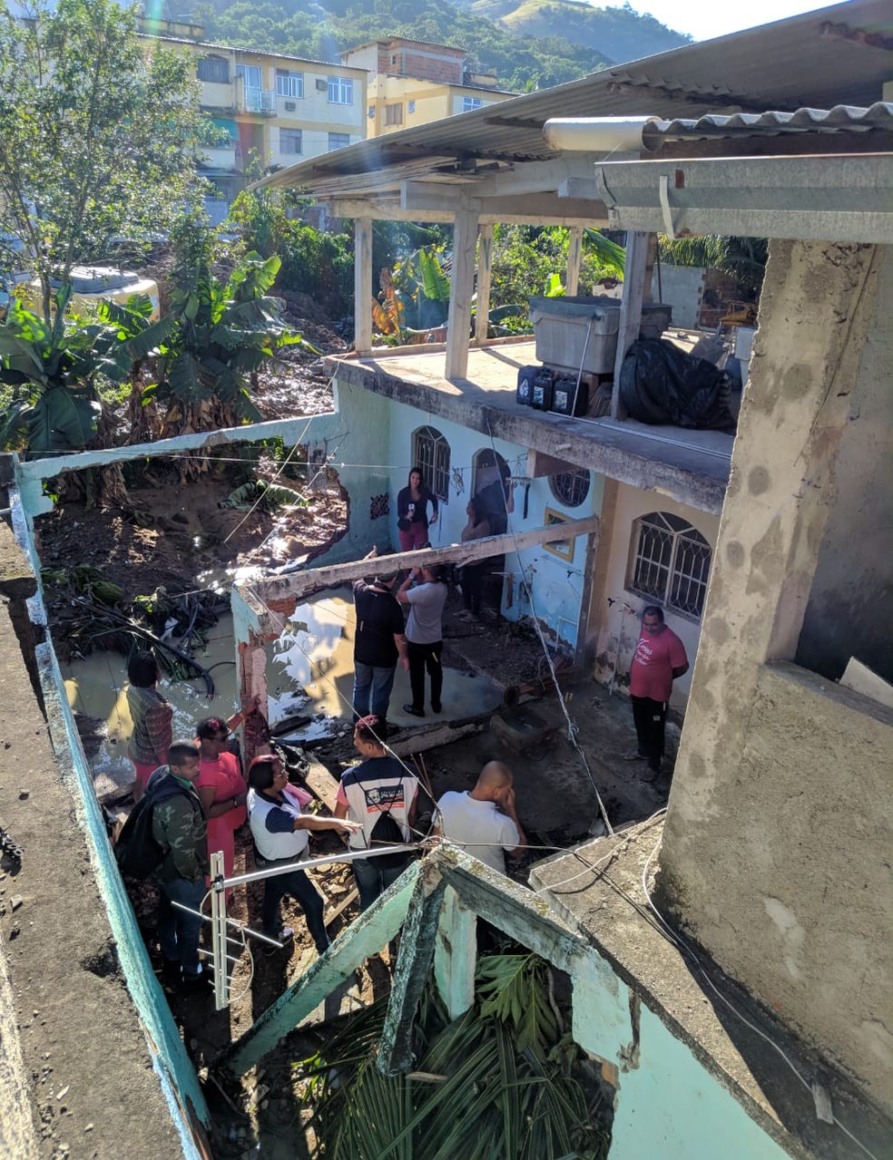 esta manhã, a Defesa Civil esteve no local e três família não têm como voltar para casa — Foto: Marllon Cespedes