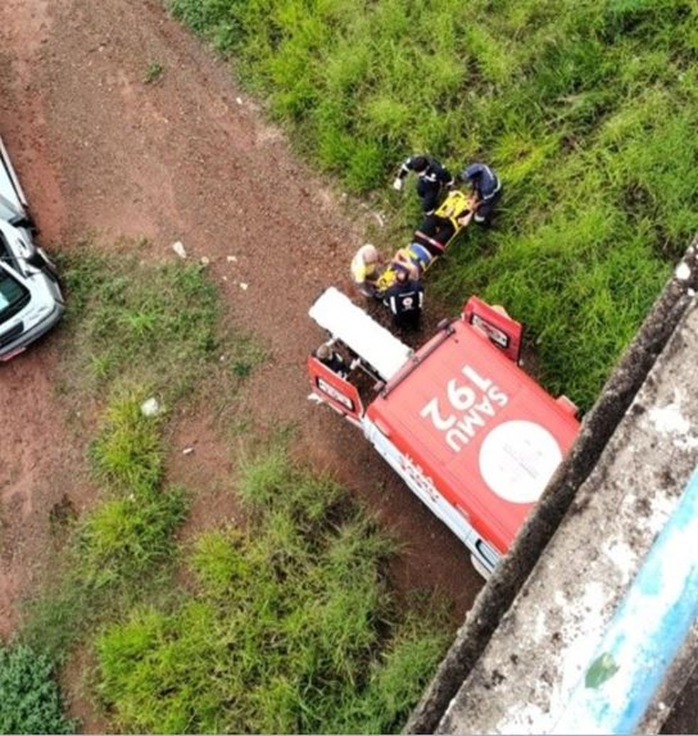 Homem cai de pontilhão em Araraquara — Foto: A cidadeon/Araraquara