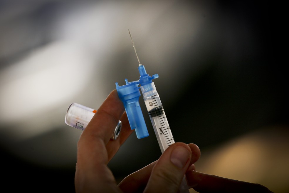 Profissionais de saúde aplicam vacina contra Covid-19 no DF, em imagem de arquivo — Foto: Breno Esaki/Agência Saúde DF