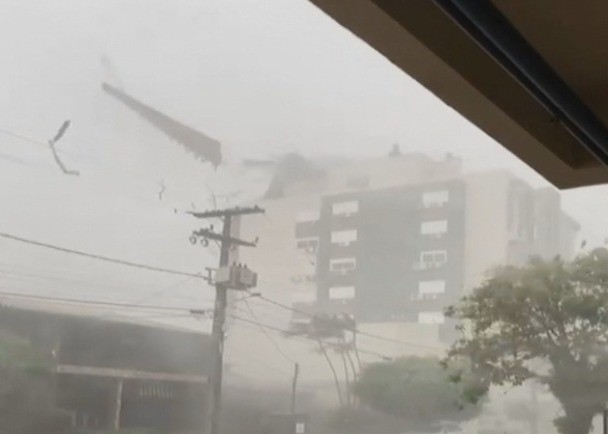 Temporal provoca estragos em Teutônia e Lajeado; parte de cobertura de prédio foi levada pelo vento