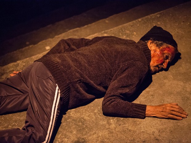 O senhor é assassinado por Beatriz e se torna mais uma de suas vítimas (Foto: Fabiano Battaglin / Gshow) O senhor é assassinado por Beatriz e se torna mais uma de suas vítimas (Foto: Fabiano Battaglin / Gshow)