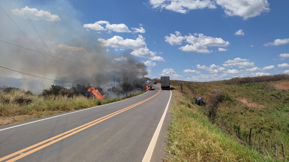 O outro veículo capotou e foi parar em uma cerca às margens da rodovia em Acopiara (CE) — Foto: Arquivo pessoal