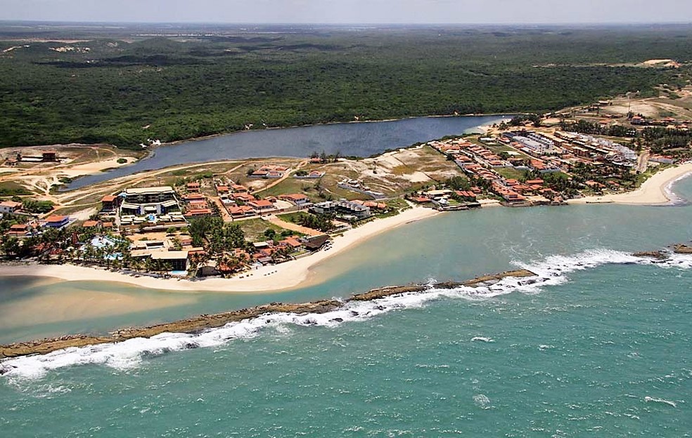 Imagem aérea mostra a praia de Tabatinga e a Lagoa de Arituba, no litoral Sul do estado (Foto: Canindé Soares)