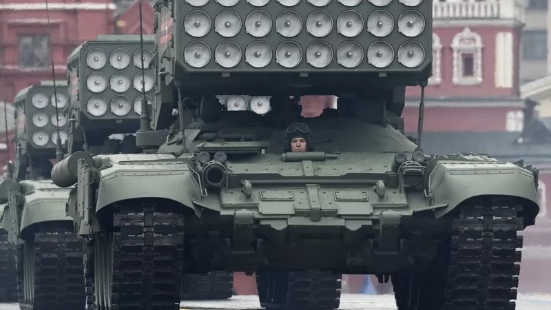 Um lançador de foguetes múltiplos TOS-1A Solntsepyok é exibido na Praça Vermelha de Moscou durante um desfile militar do Dia da Vitória em 2021 (Foto: Getty Images )