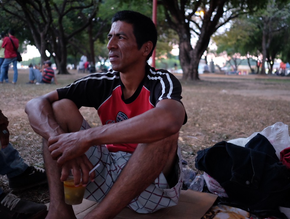 Luiz Rondon viajou por dois dias pela BR-174 andando e pedindo carona (Foto: Inaê Brandão/G1 RR)
