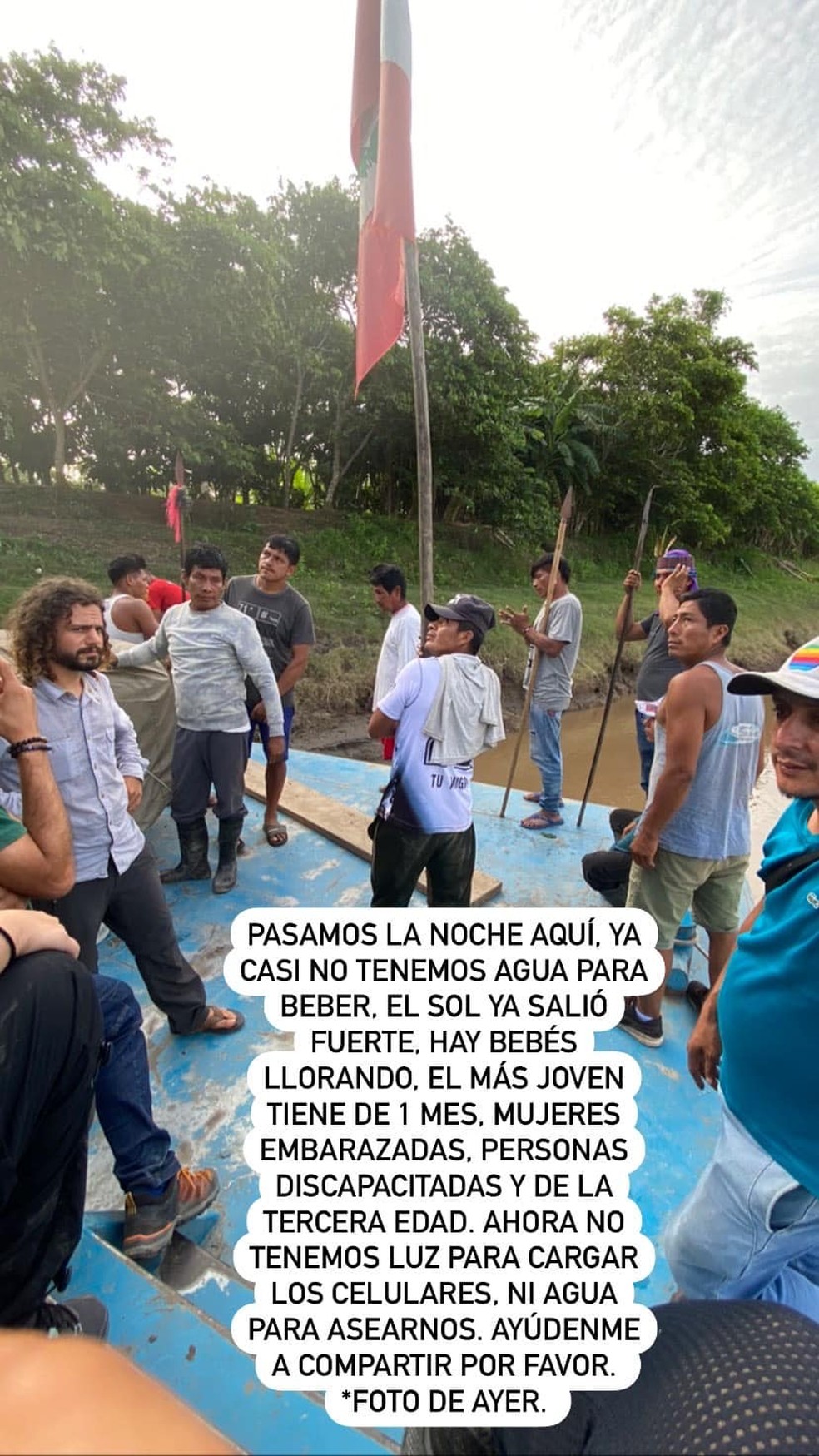 Postagem da turista Ángela Ramírez pede ajuda: 'Estamos sem água, tem bebês chorando, mulheres grávidas"; ela é uma das pessoas detidas em um protesto contra vazamento de petróleo no Rio Cuninico, no Peru — Foto: Ángela Ramírez/Arquivo pessoal