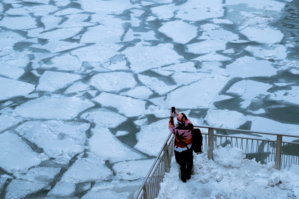 Pessoa observa rio gelado em Chicago — Foto: Pinar Istek/Reuters