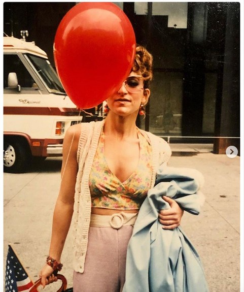Uma das fotos antigas compartilhada pela atriz Jennifer Gray feita nos bastidores de Curtindo a Vida Adoidado (1986) (Foto: Instagram)