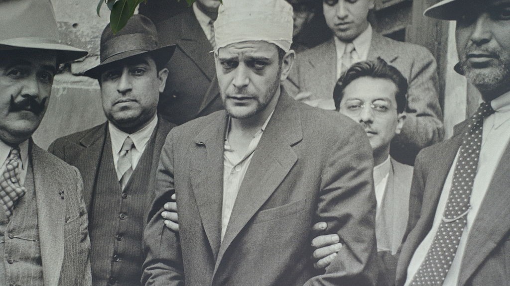 Ramon Mercader (ao centro) após a sua prisão (Foto: Wikimedia Commons)