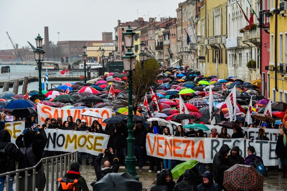 Manifestantes protestam em Veneza, na Itália, contra o turismo desenfreado e seus efeitos na cidade — Foto: Miguel Medina/AFP