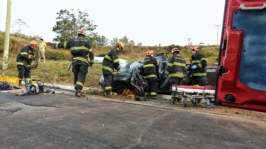 Bombeiros trabalharam para retirar motorista de dentro da caminhonete em Piracicaba (Foto: Arquivo pessoal)