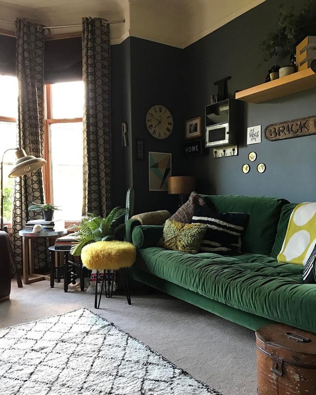 Décor do dia: sala de estar com objetos garimpados e um sofá verde (Foto: reprodução)