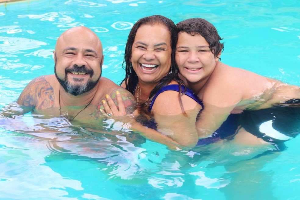 Solange Couto com os filhos, Márcio Cursino e o caçula, Benjamin Couto  — Foto: Divulgação/ Luiz Gwyer