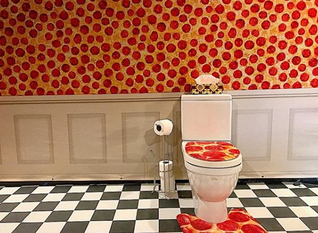 A pizza vira papel de parede para o banheiro (Foto: The San Diego Union Tribune/ Reprodução)