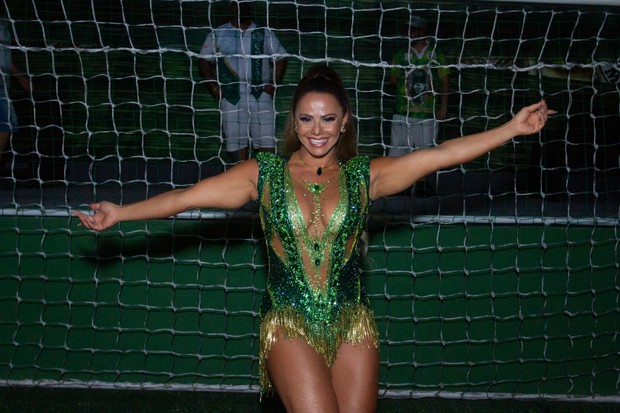 Viviane Araújo na quadra da Mancha Verde (Foto: Amauri Nehn/BrazilNews)