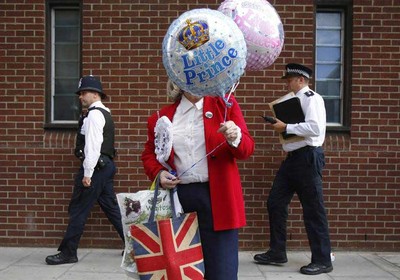 Britânicos aguardam o nascimento do filho de William e Kate (Foto: Agência EFE)
