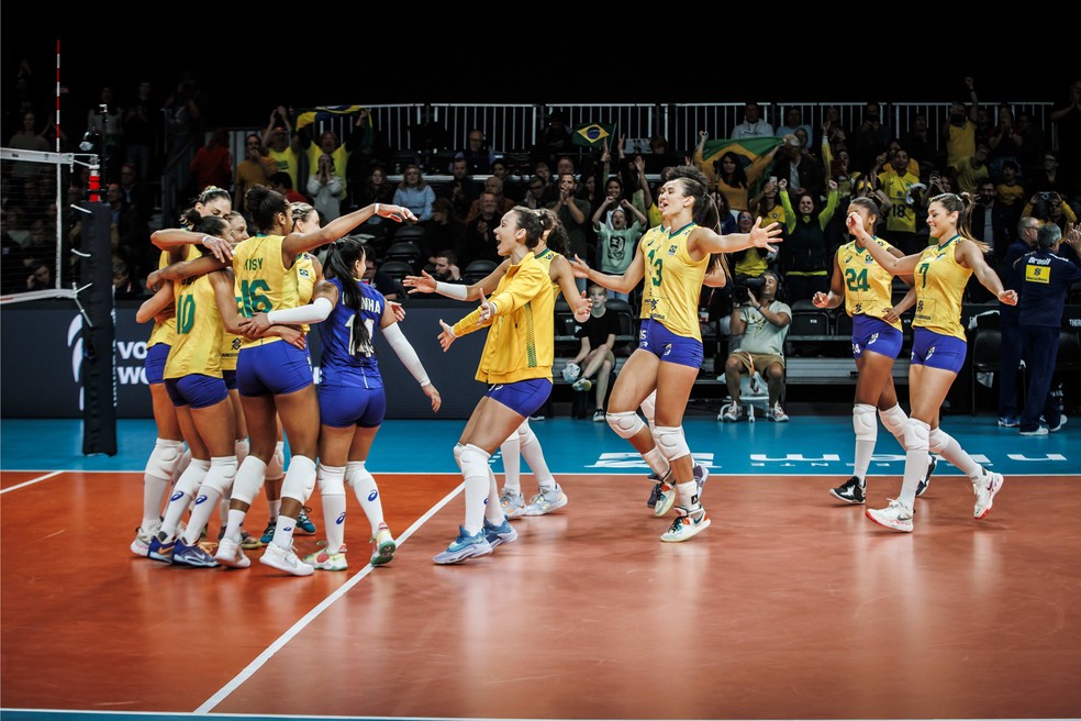 Seleção festeja vitória contra a Argentina — Foto: Divulgação/FIVB