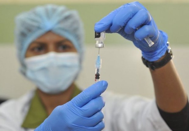 Testes de laboratório na África do Sul sugerem que ômicron poderia escapar parcialmente da vacina da Pfizer (Foto: Getty Images via BBC News Brasil)