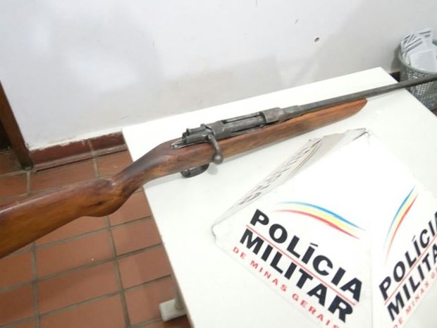 Armas foram entregues na delegacia (Foto: Polícia Militar/Divulgação)