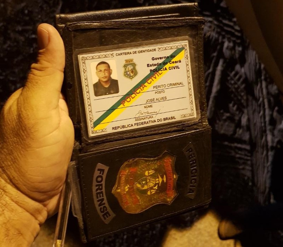Falsa carteira funcional de Perito Criminal, com a foto da vÃ­tima, foi encontrada no local. â€” Foto: Rafaela Duarte/ Sistema Verdes Mares