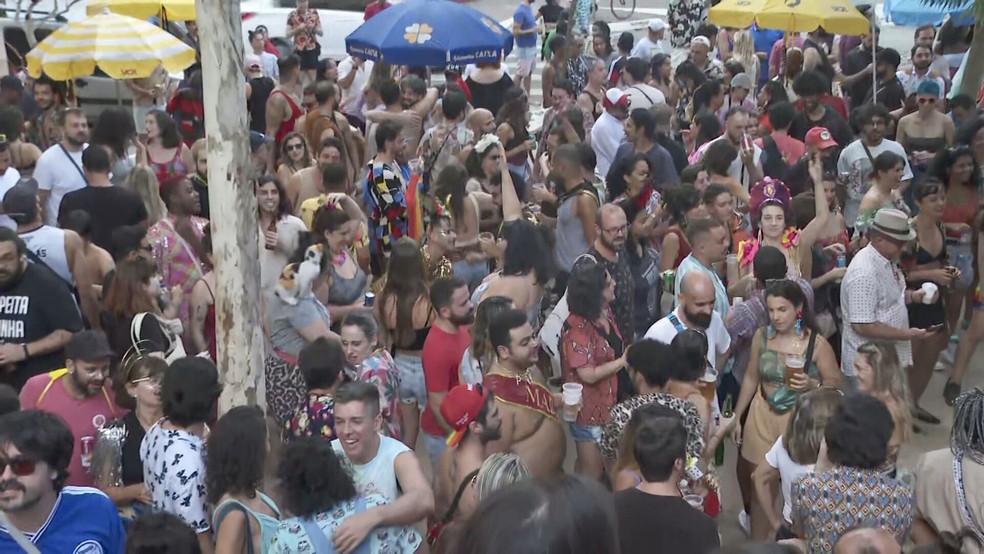 Foliões reunidos no Bloco Pirikita, na escadaria do Bixiga, nesta quinta (21) — Foto: Reprodução/TV Globo