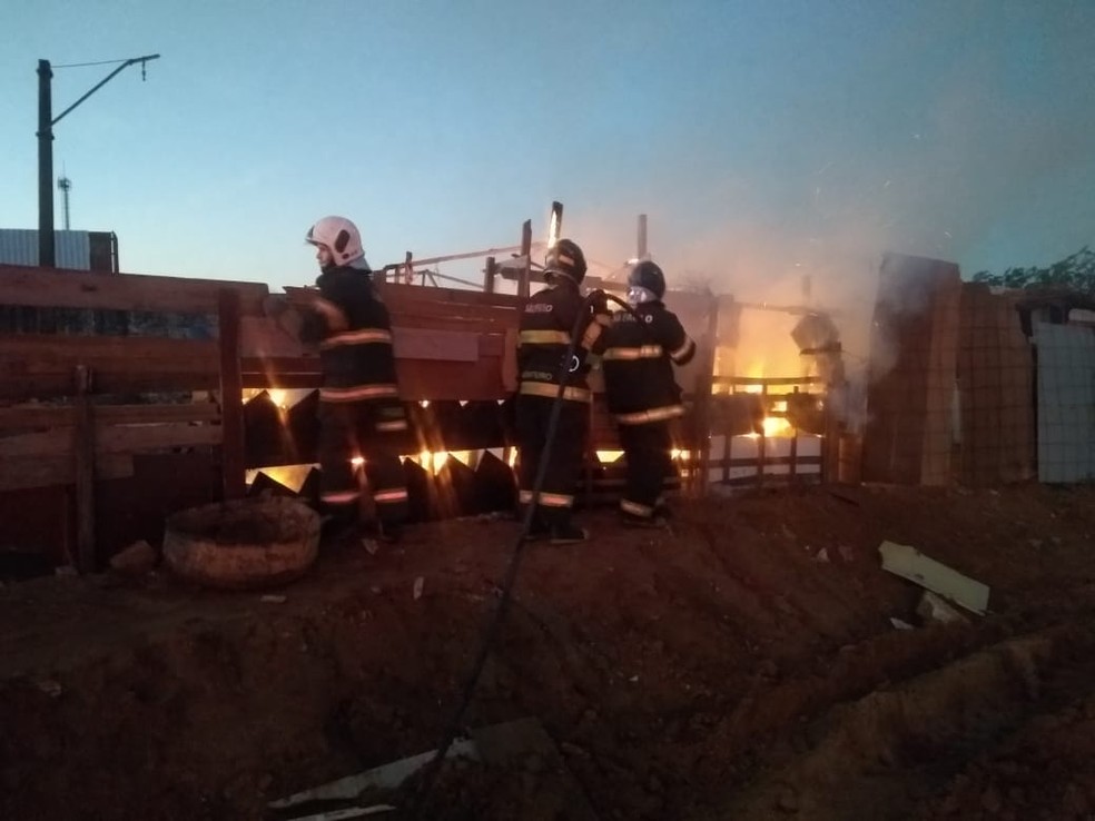 Barraco de madeira fica destru&iacute;do ap&oacute;s inc&ecirc;ndio em Avar&eacute; &mdash; Foto: Corpo de Bombeiros de Avar&eacute;/Divulga&ccedil;&atilde;o