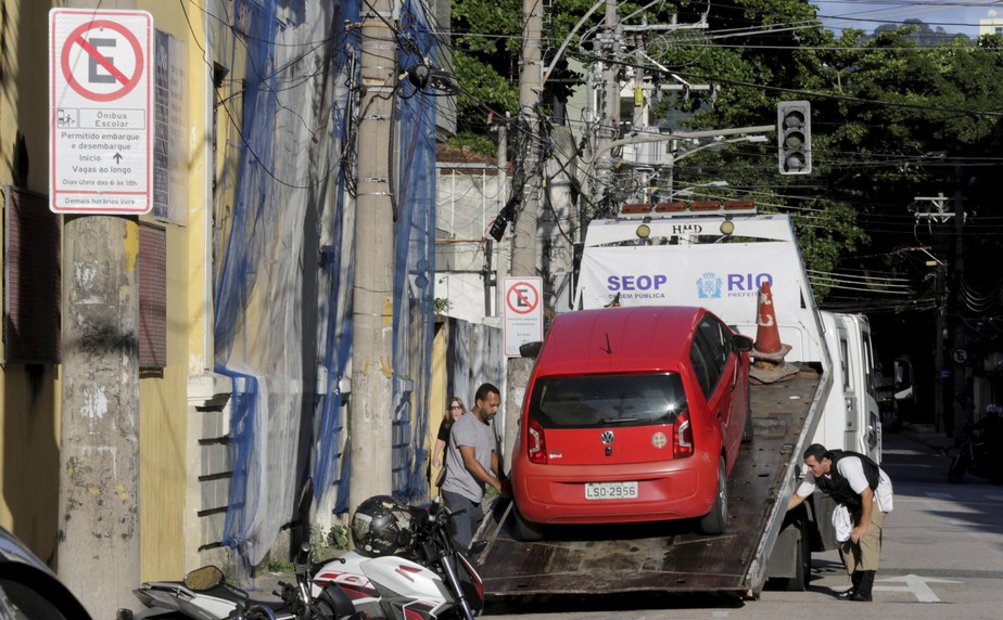 Veículo sendo rebocado na Rua Senador Furtado, no Maracanã