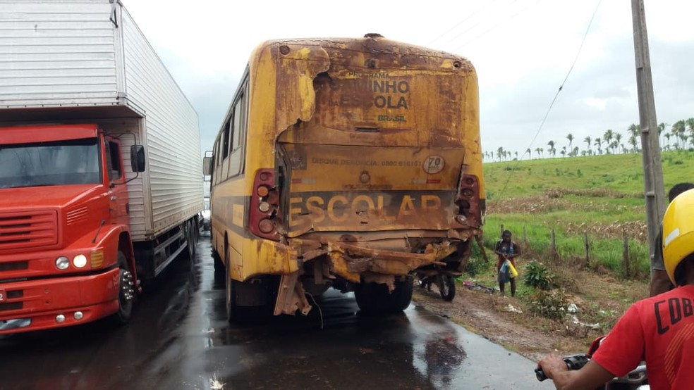 Colisão traseira entre ônibus deixou estudantes feridos em povoado de Viana (Foto: Jailson Mendes)