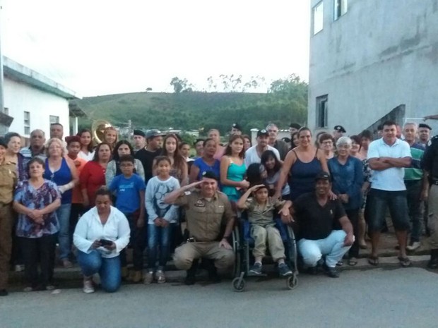 PM vai à festa de aniversário de menino em Carandaí, MG (Foto: Polícia Militar/ Divulgação)