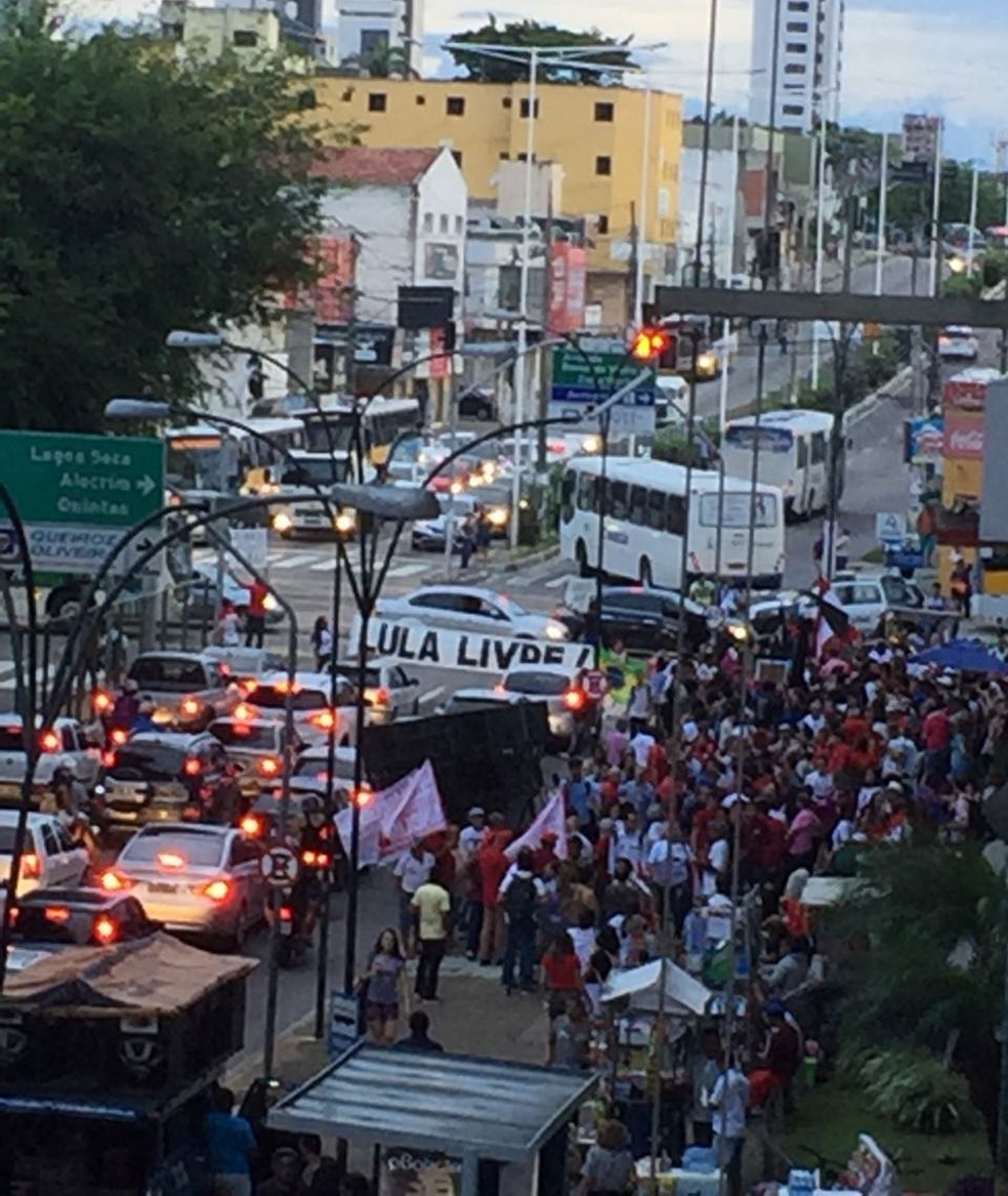 ManifestaÃ§Ãµes contra prisÃ£o do ex-presidente Lula acontecem nesta quarta (11), em Natal (Foto: Ranniery Souza/Inter TV Cabugi )