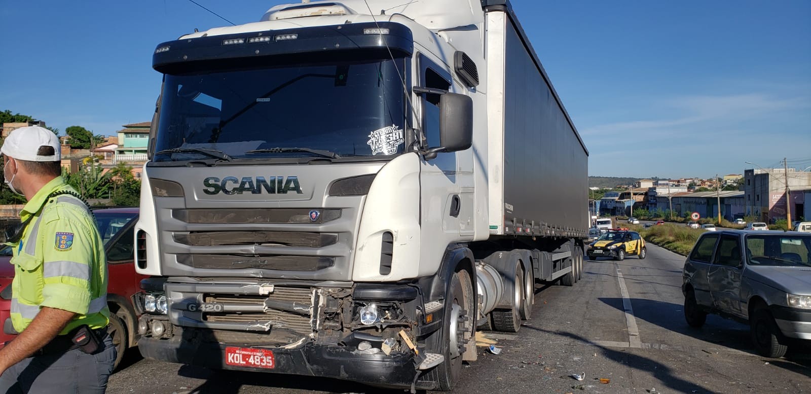 Carreta perde o freio e atinge 4 veículos na Via Expressa, em Contagem; FOTOS