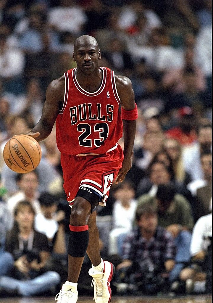 Michael Jordan jogando com o seu tênis Nike