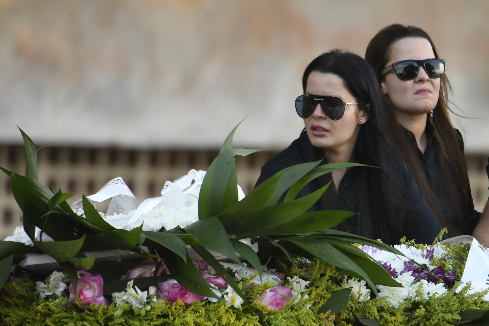 As cantoras Maiara e Maraisa durante o enterro de Marília Mendonça, em 6 de novembro de 2021 — Foto: Mateus Bonomi/Getty Images