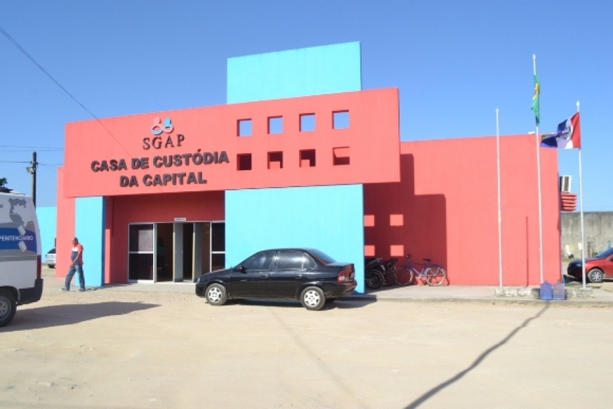 Advogado é flagrado repassando pacote de forma ilegal para preso na Casa de Custódia de Maceió - Vimarsana News