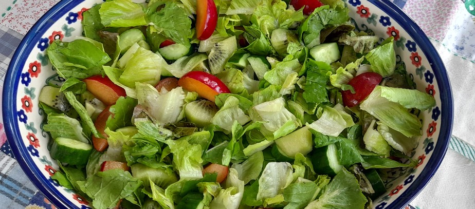 Salada verde com ameixa e kiwi
