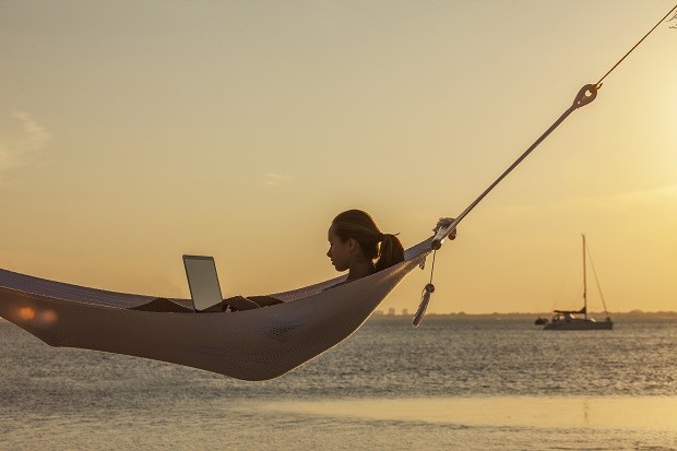 Nas férias, a prioridade é o descanso. Mas pode dar tempo de ver como andam os negócios; trabalho; rede; praia; viagem (Foto: GettyImages)