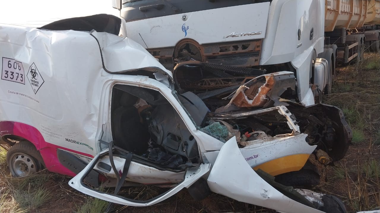 Motorista morre após carreta tentar fazer ultrapassagem e bater em furgão na BR-135, em Miranda do Norte