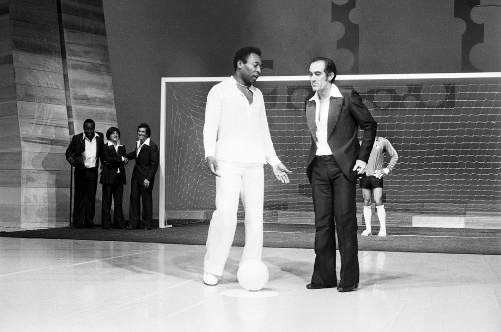 Pelé e Renato Aragão durante gravações do programa 'Os Trapalhões' — Foto: Acervo Grupo Globo