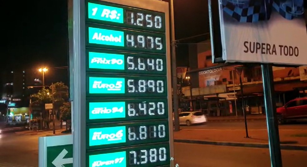 Posto de Cidade do Leste, no Paraguai, vende litro da gasolina a cerca de R$ 4,50 — Foto: Ronaldo Ragadali/RPC